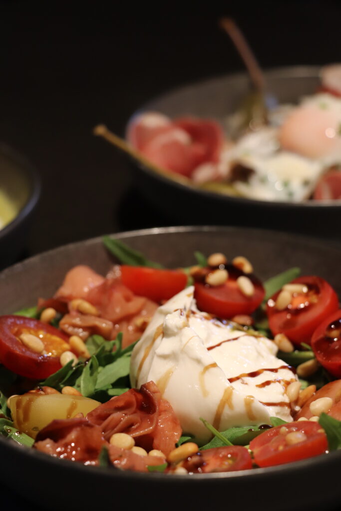 Burrata, tomates et jambon cru