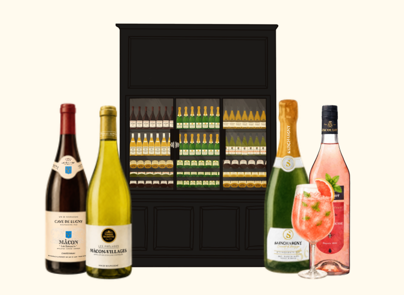Le Mâcon rouge, le Mâcon-Villages, un crémant et le cocktail Velours d’Abondance devant l’armoire du Caveau
