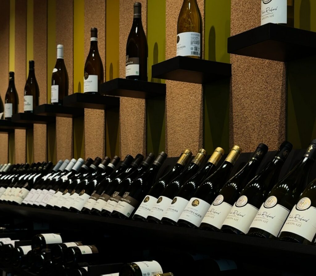 Bouteilles de vins du Mâconnais sur les étagères du caveau de la Maison Mâconnaise des Vins