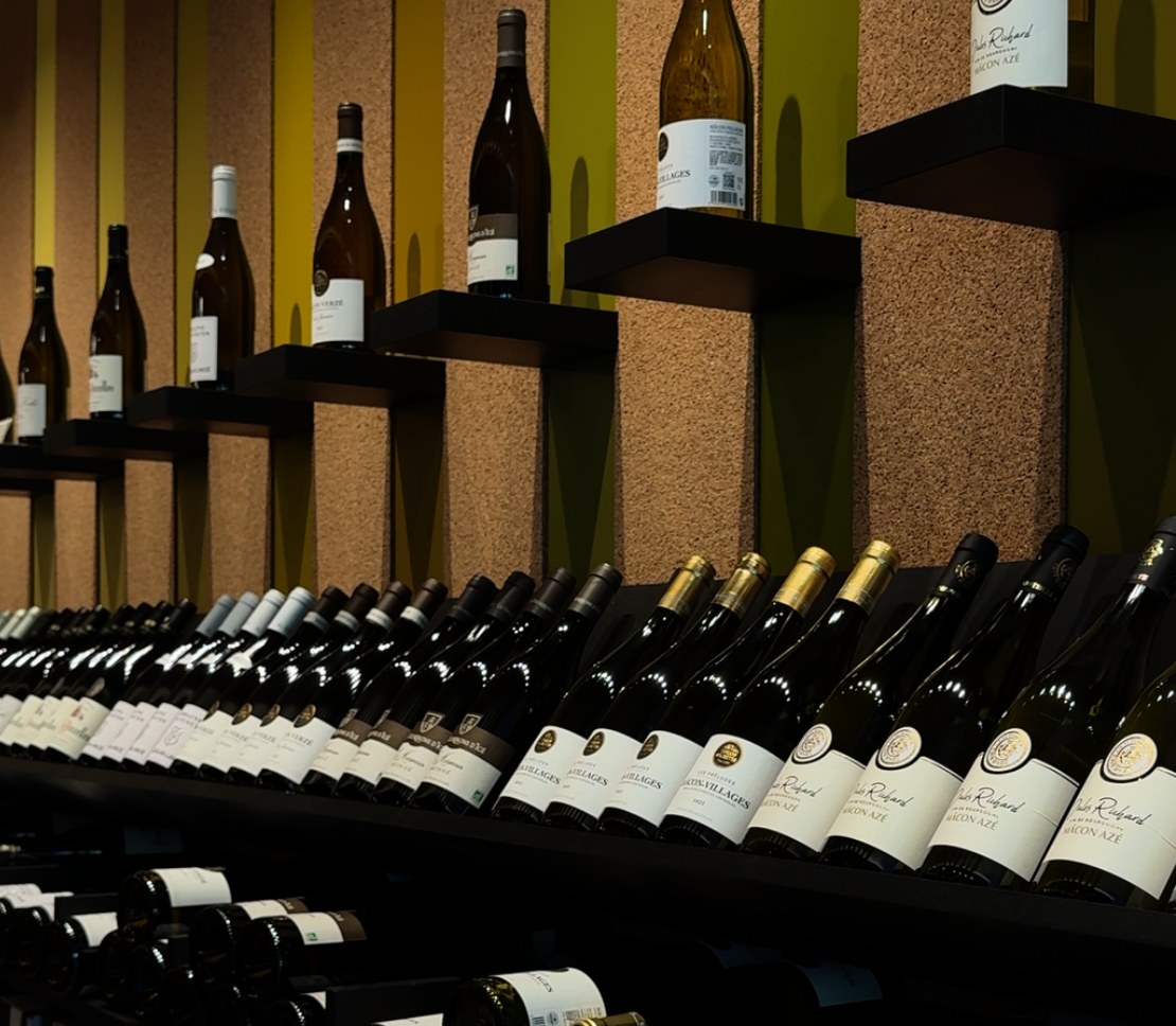 Bouteilles de vins du Mâconnais sur les étagères du caveau