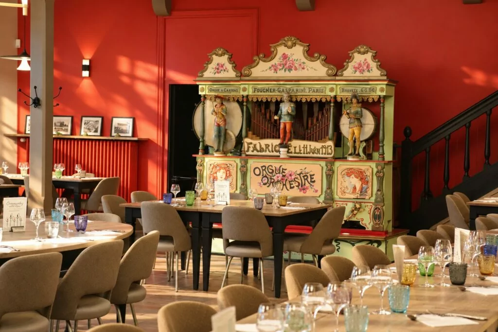 La grande salle du restaurant ouverte sur le comptoir, Maison Mâconnaise des Vins