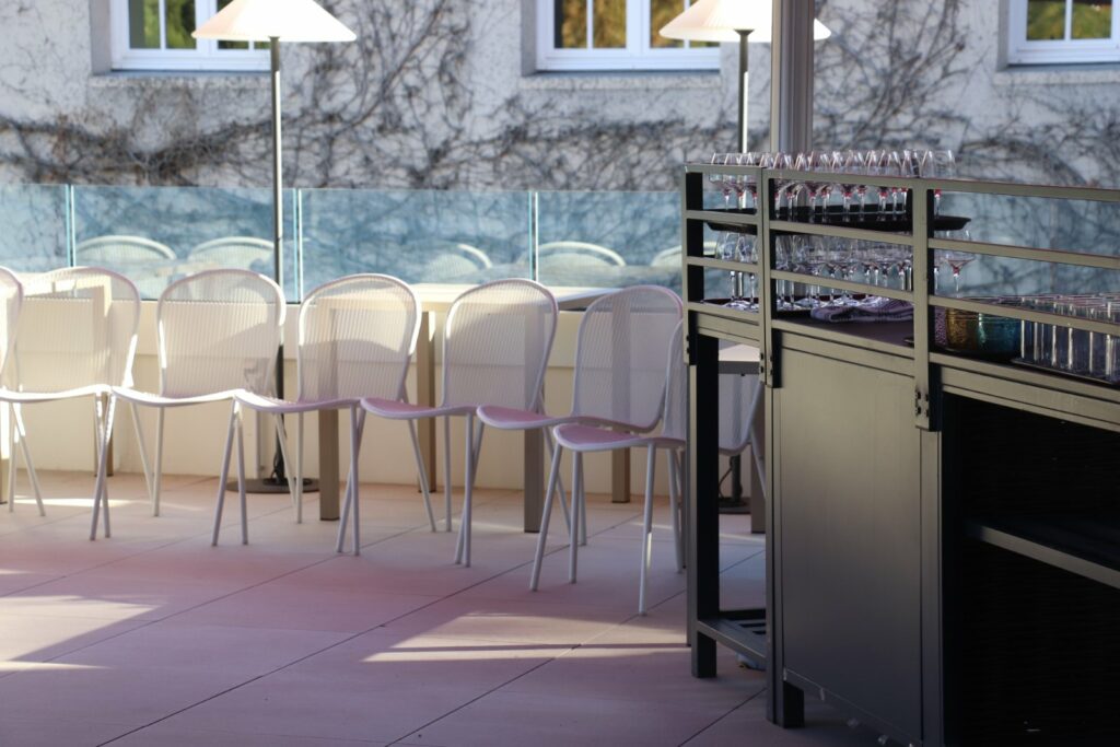 Terrasse de la Maison dressée pour un cocktail