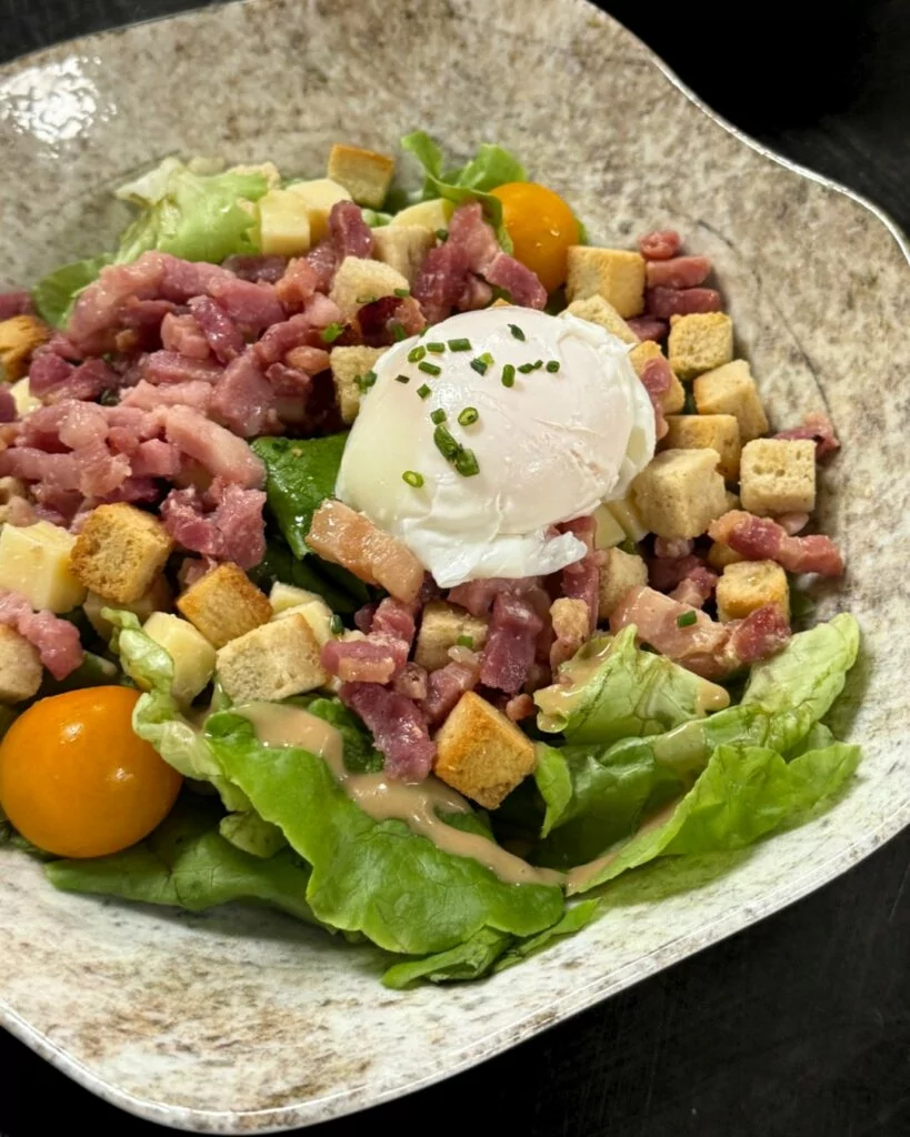 Salade lyonnaise, œuf poché et lardons